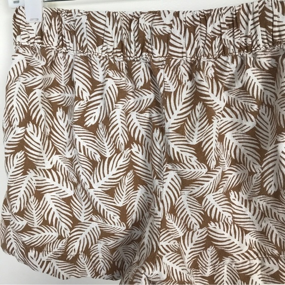 3/$15 Dip linen blend tropical print shorts - Picture 5 of 6